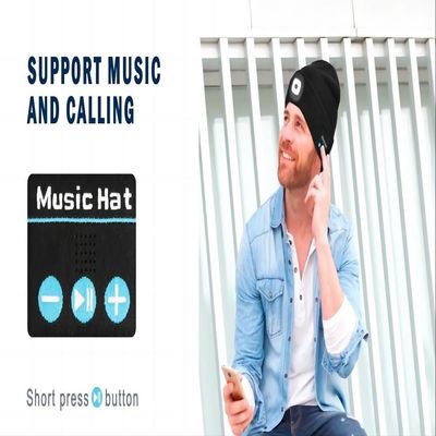 El teléfono de la música que escucha habla el sombrero de los auriculares de Bluetooth con la iluminación del faro