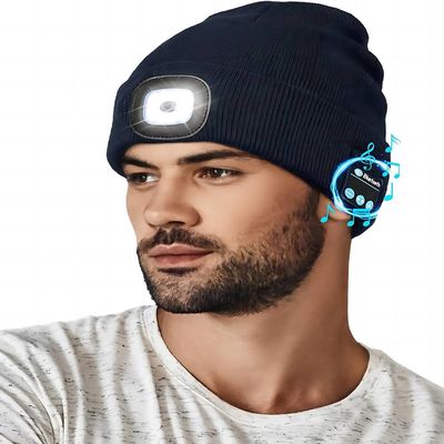 Noche del invierno que trabaja el sombrero inalámbrico de los auriculares de Bluetooth con la luz ajustable de 3 LED