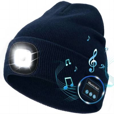 Noche del invierno que trabaja el sombrero inalámbrico de los auriculares de Bluetooth con la luz ajustable de 3 LED